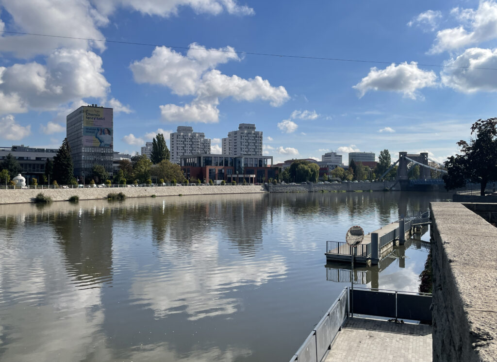 Zdjęcie dekoracyjne: regulacja rzek, Odra we Wrocławiu.