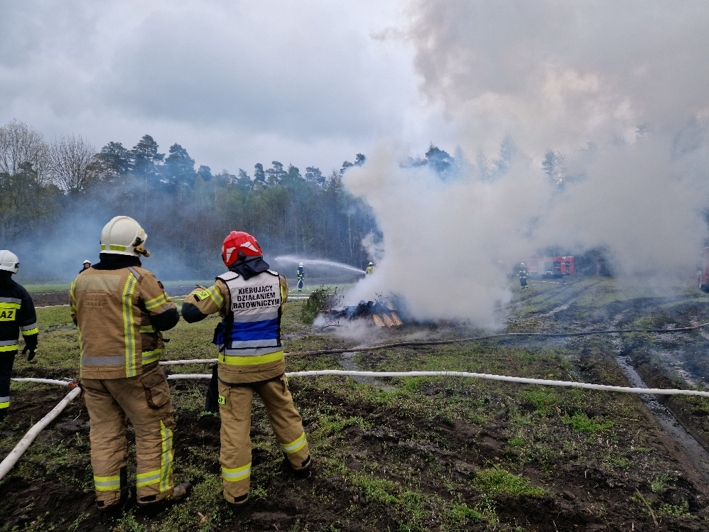 Zdjęcie dekoracyjne: ochrona pożarowa, ćwiczenia strażaków.