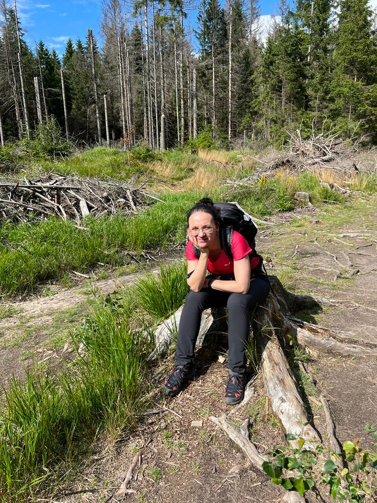 Zdjęcie: prof. Ewa Łupikasza na wycieczce leśnej.
