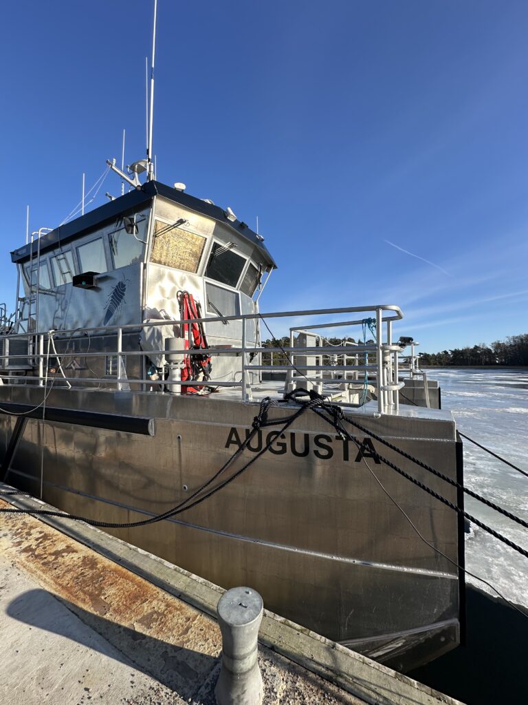 Zdjęcie: statek badawczy Augusta.