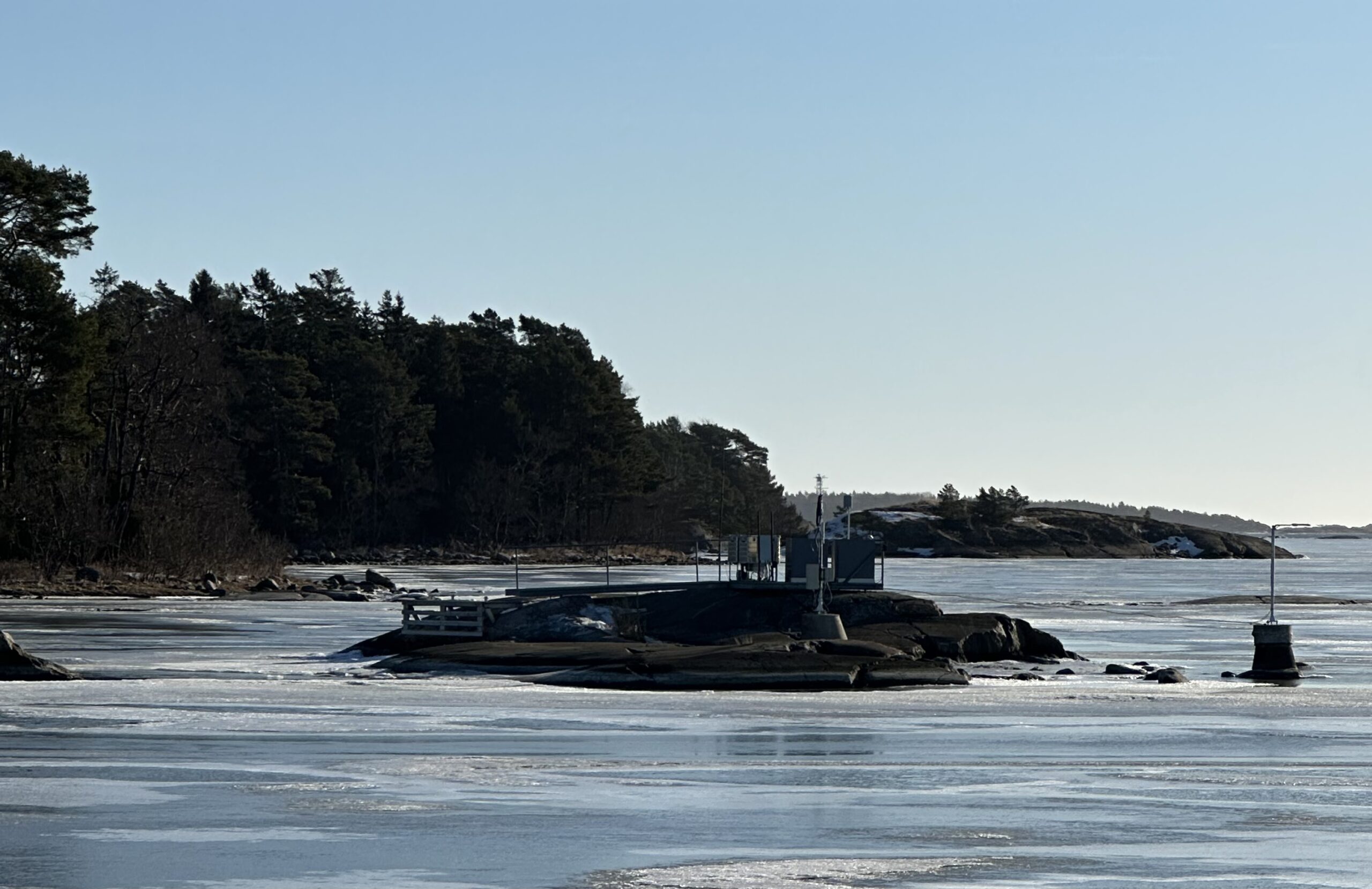 Zdjęcie: Tvärminne, urządzenia pomiarowe na małej skalistej wysepce.