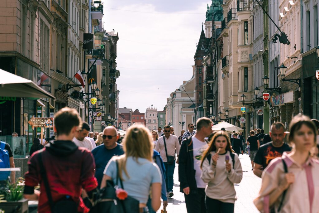 Zdjęcie dekoracyjne: tłum ludzi na ulicy w Toruniu.