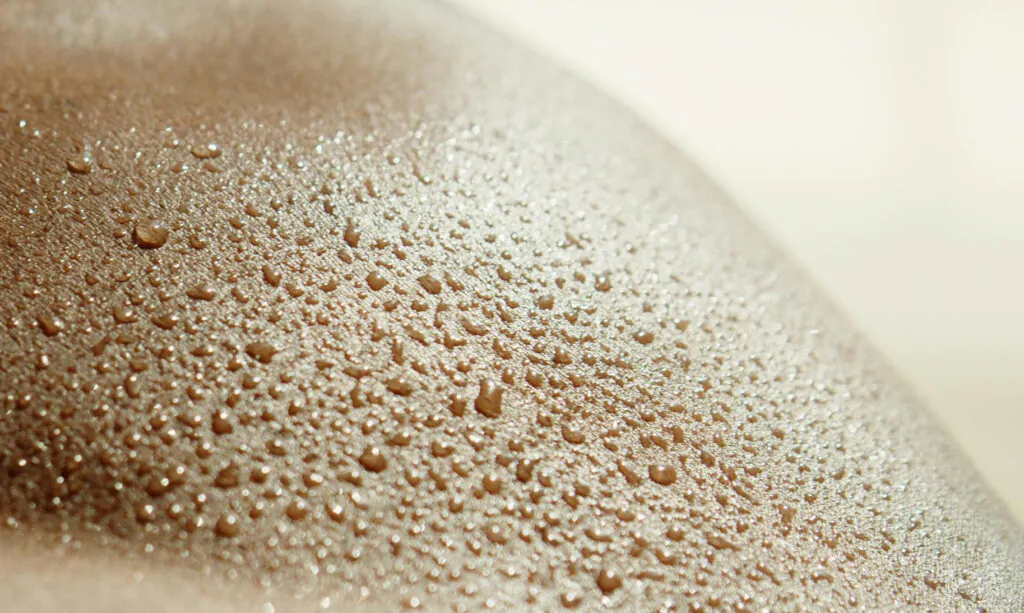 Pot pomaga w termoregulacji organizmu.