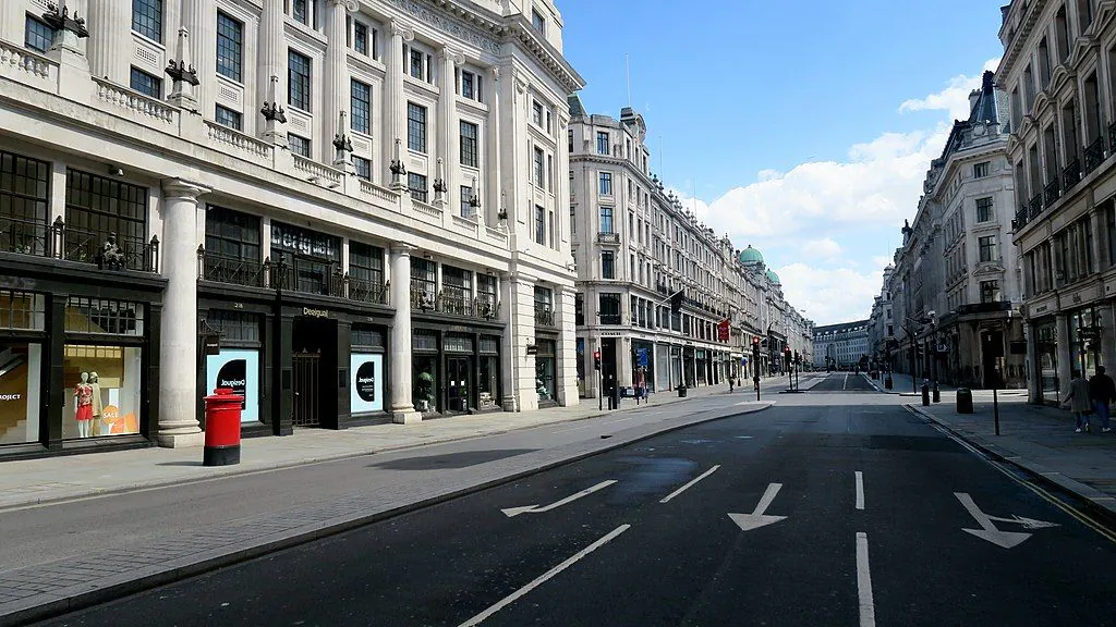 Zdjęcie: pusta ulica Regent Street w Londynie podczas epidemii COVID-19.