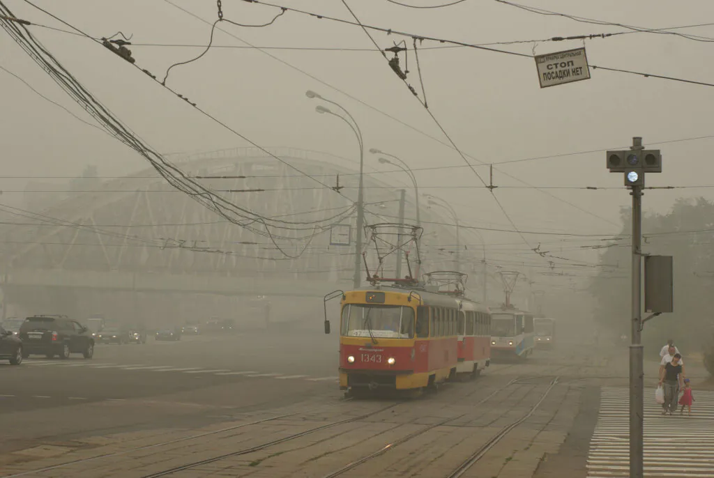 Zdjęcie przedstawia ulicę w Moskwie, która jest zasnuta ciężkim dymem z pożarów w Syberii.