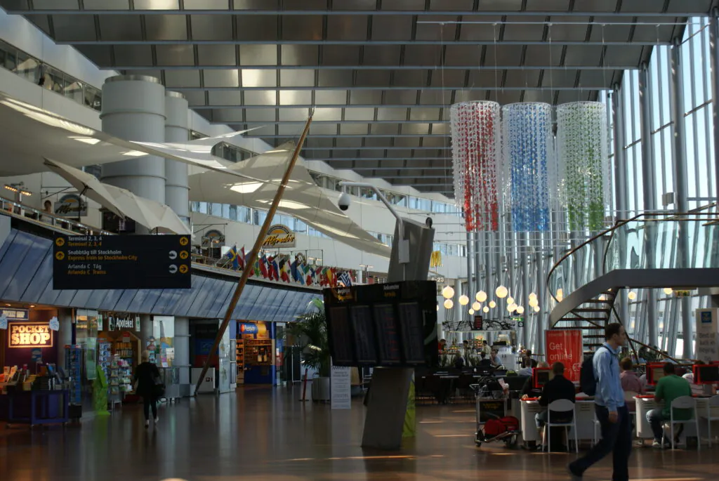 Zdjęcie: hala lotniska w Arlandzie, strefa sklepów i punktów gastronomicznych.