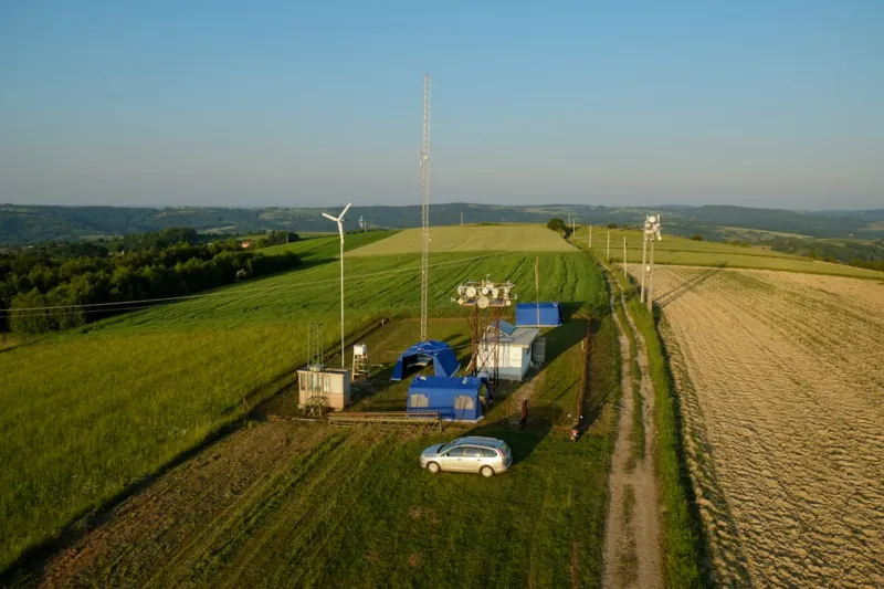 Zdjęcie z drona: stacja pomiarowa SolarAOT, część sieci pomiarowej Poland AOD.