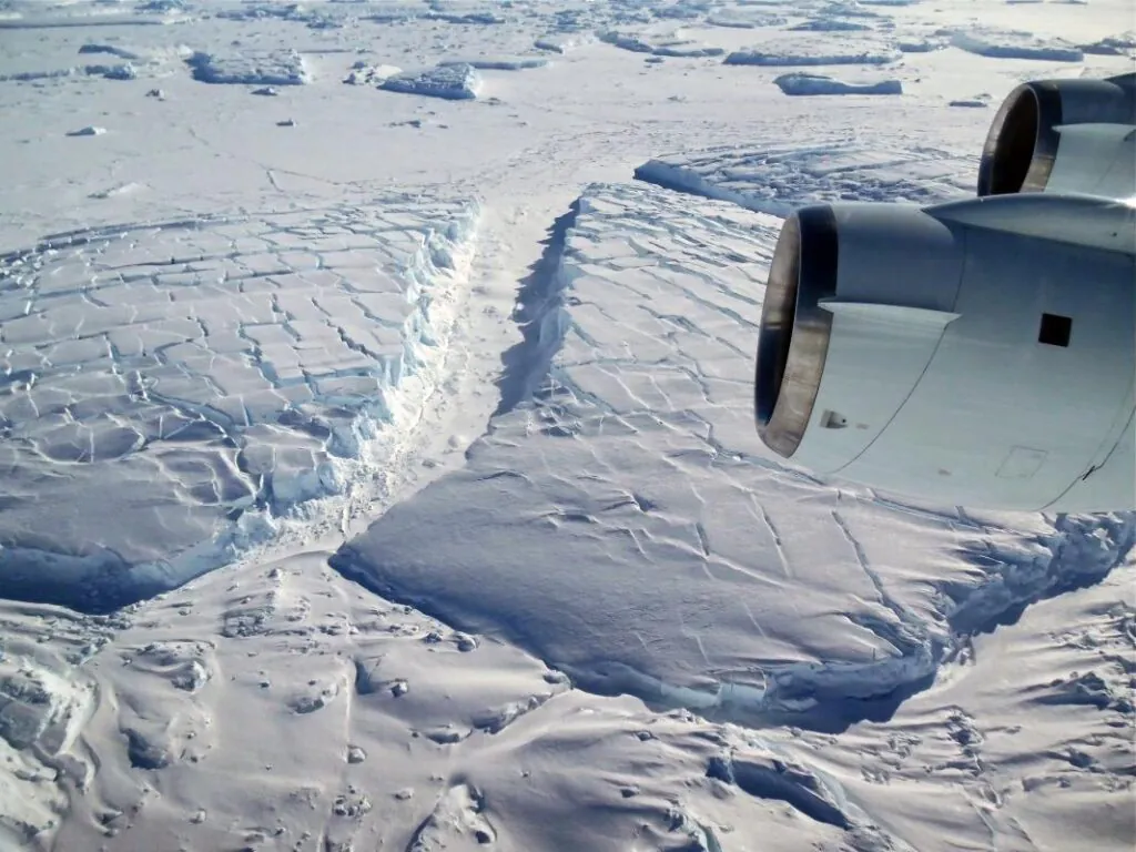 Zdjęcie lotnicze: lodowiec Thwaites.