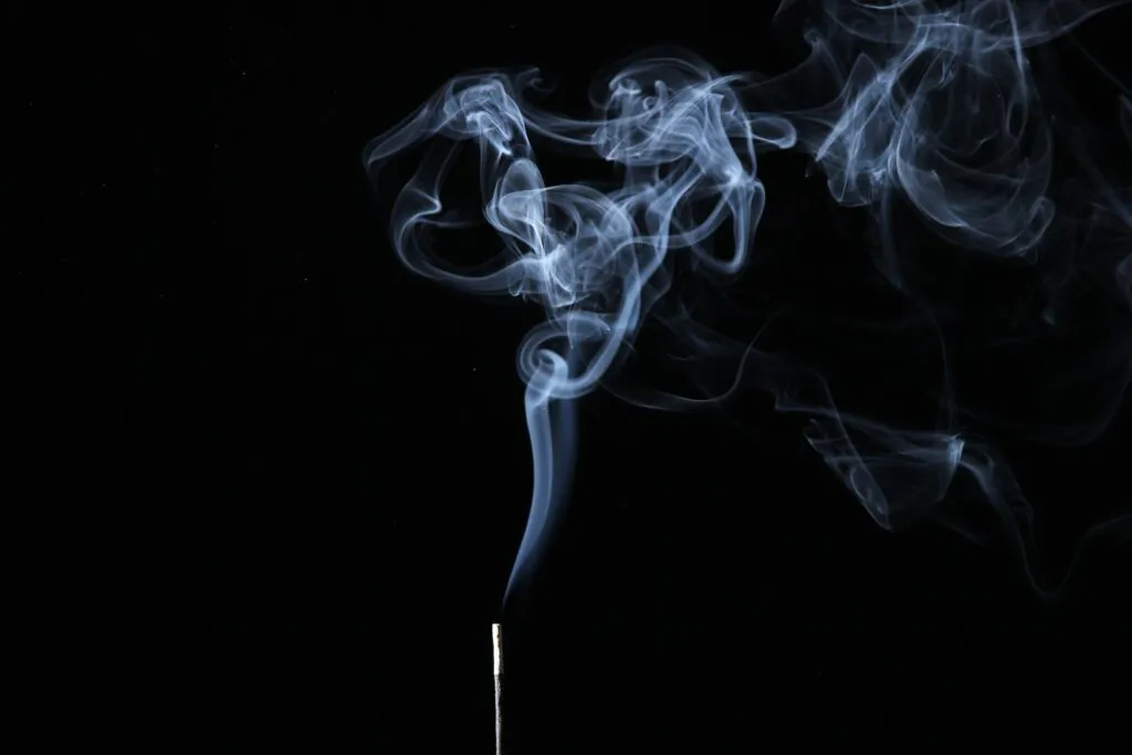 Zdjęcie: turbulencje w atmosferze - smużka dymu z kadzidełka tworzy fantazyjne wiry. 