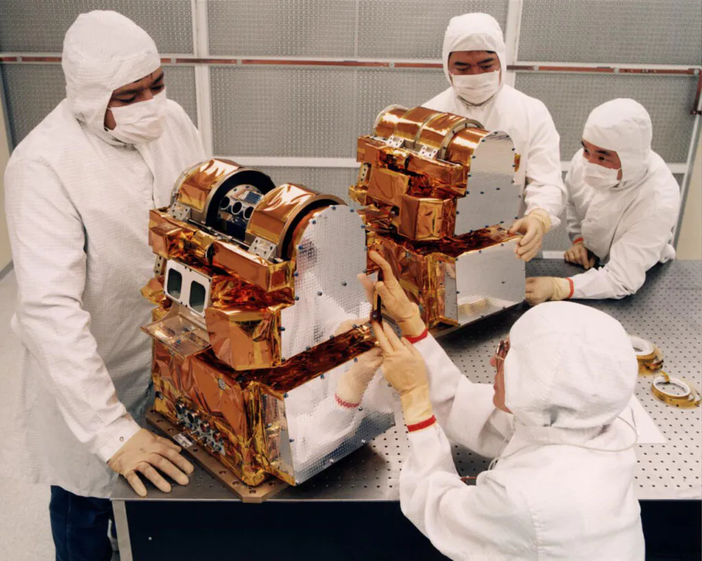 Zdjęcie: technicy w laboratorium pracują nad urządzeniem CERES, które ma za zadanie mierzyć bilans radiacyjny Ziemi. 