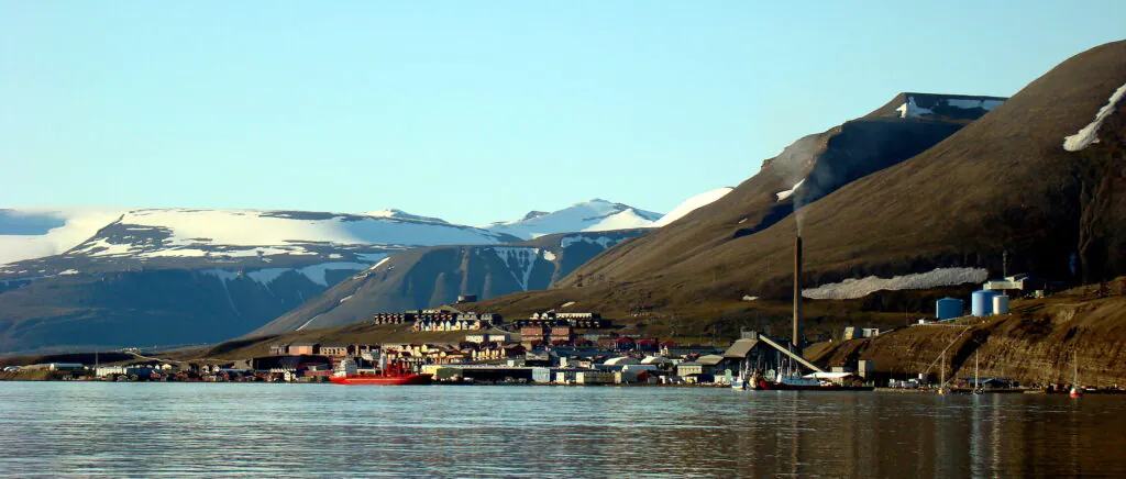 Zdjęcie: Longyearbyen, Spitsbergen. Widok na miejscowość latem. 