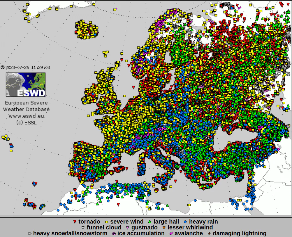 Mapa Europy wypełniona kropeczkami symbolizującymi raporty na temat zjawisk ekstremalnych. 