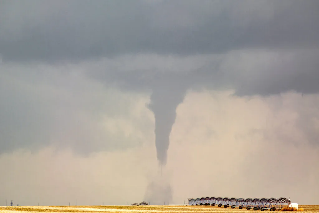 Zdjęcie dekoracyjne: trąba powietrzna (tornado). 