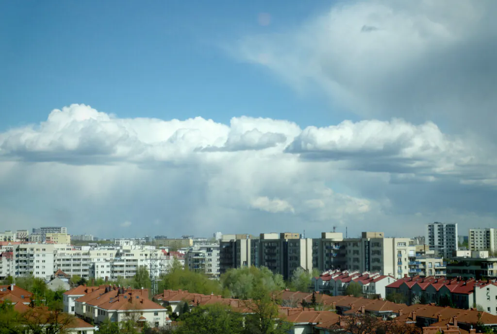 Zdjęcie dekoracyjne: chmury konwekcyjne i deszcz w Warszawie. 