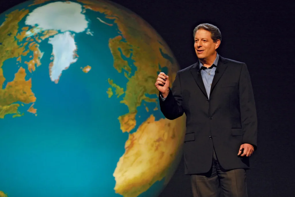 Zdjęcie: klatka z gilmu "Niewygodna prawda", na zdjęciu Al Gore na tle kuli ziemskiej. 