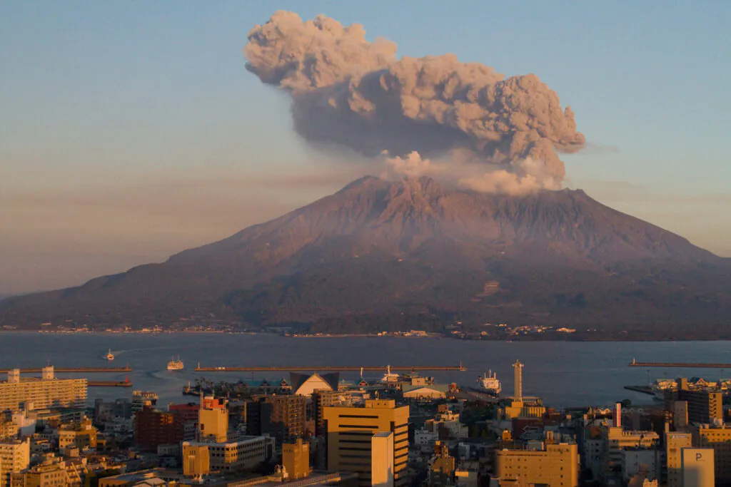 Zdjęcie: wulkan Sakurajima w Japonii.