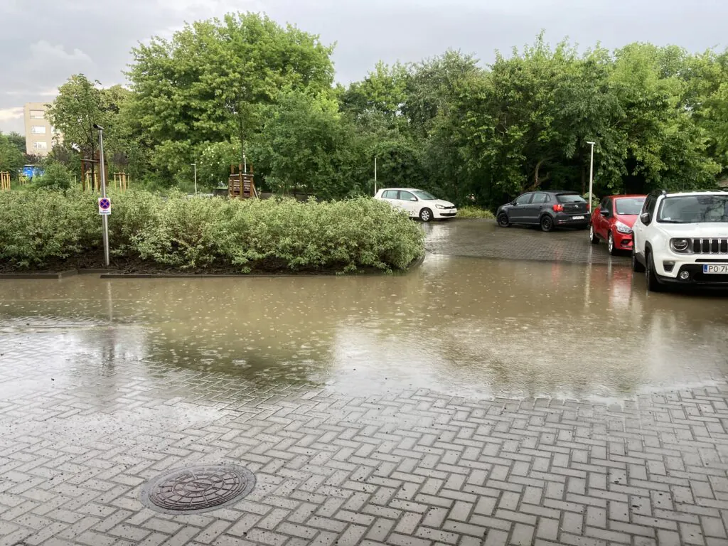 Zdjęcie: zalany parking. 