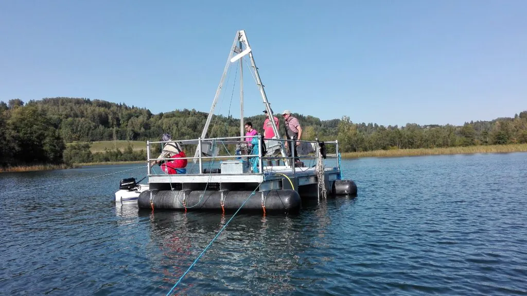 Zdjęcie: Jezioro Żabińskie, platforma / tratwa do pobierania rdzeni osadów z dna jeziora. Stanowisko badawcze (paleoklimatologia). 