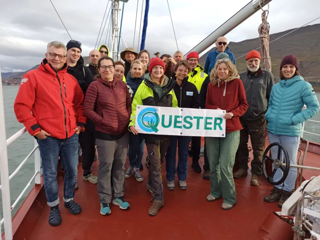 Zdjęcie grupowe uczestników projektu SEA Questtr biorących udział w rejsie na pokładzie Oceanii.