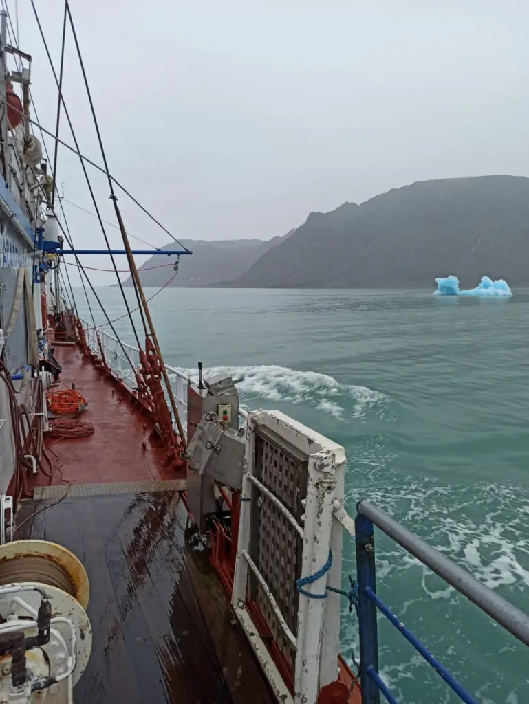 Widok z burty RV Oceania na skały i lód arktyczny.