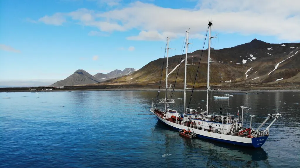 Zdjęcie: RV Oceania w Arktyce.