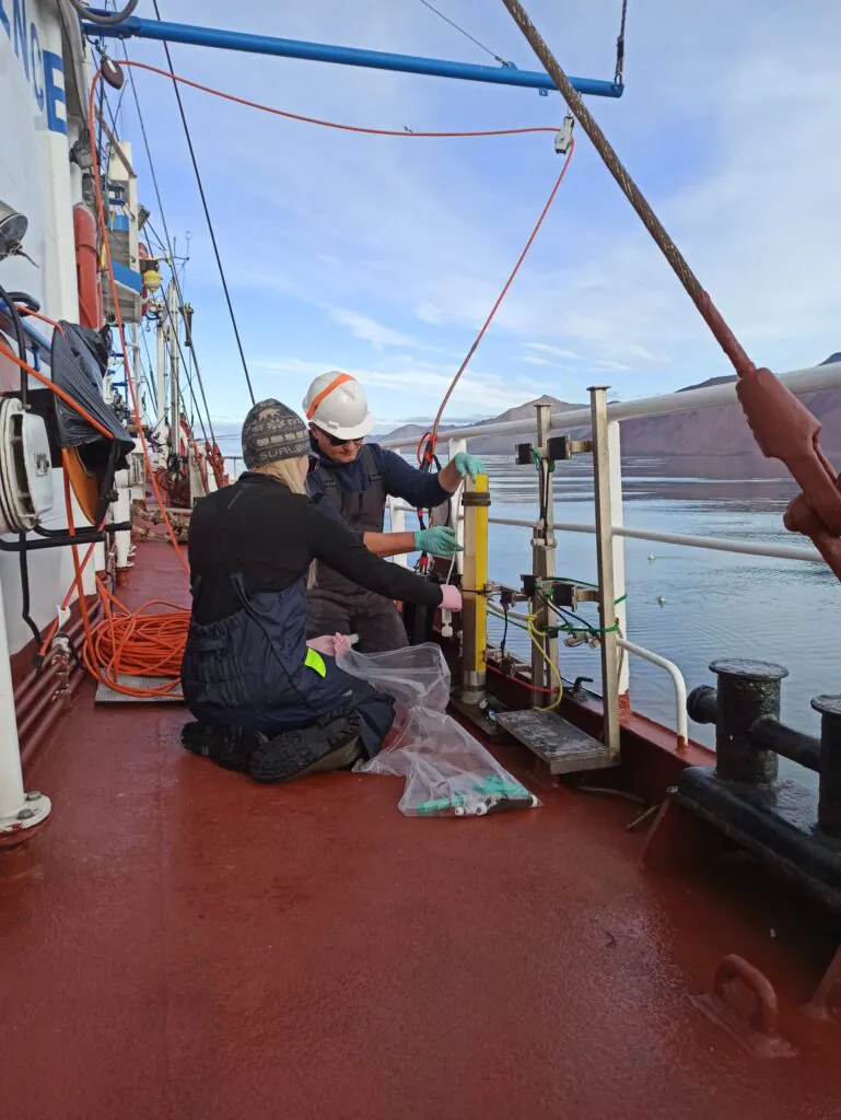 Zdjęcie: naukowcy na pokładzie RV Oceania.
