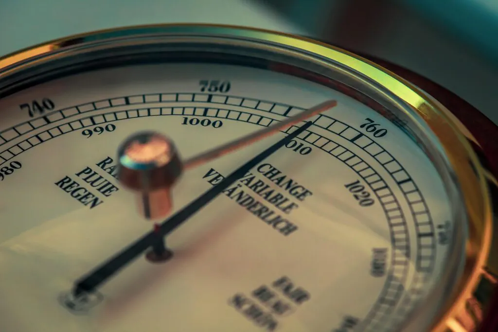 Zdjęcie dekoracyjne: klasyczny barometr wskazówkowy.