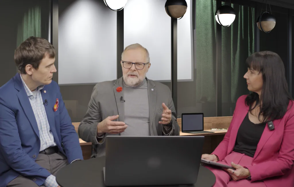 Zdjęcie z nagrań kursu "O klimacie w dobie dezinformacji", prof. Dariusz Jemielniak, prof. Szymon Malinowskii red. Aleksandra Stanisławska.