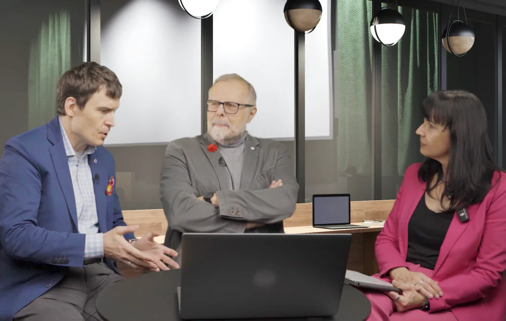 Zdjęcie z nagrań kursu "O klimacie w dobie dezinformacji", prof. Dariusz Jemielniak, prof. Szymon Malinowskii red. Aleksandra Stanisławska.