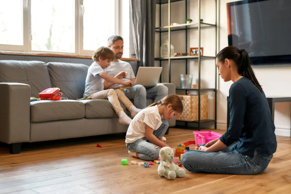Zdjęcie dekoracyjne: rodzice z dwójką dzieci w nowoczesnym mieszkaniu.