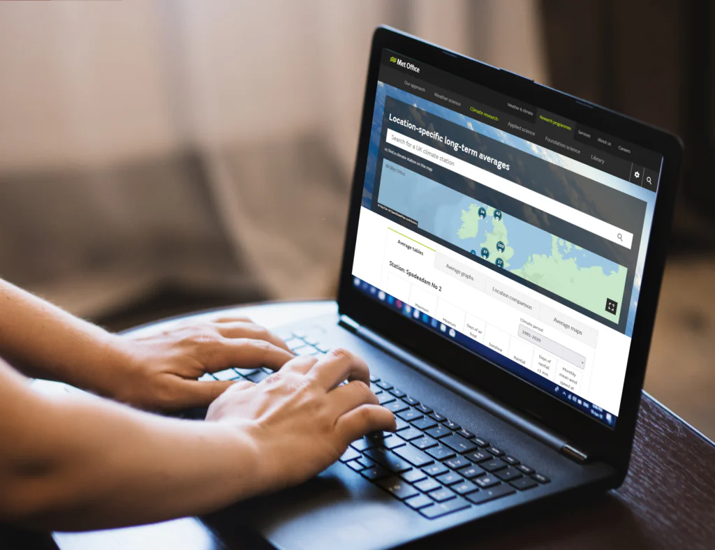 Zdjęcie dekoracyjne: laptop, na którym wyświetla się strona Met Office z interfejsem dostępu do bazy HadUK Grid