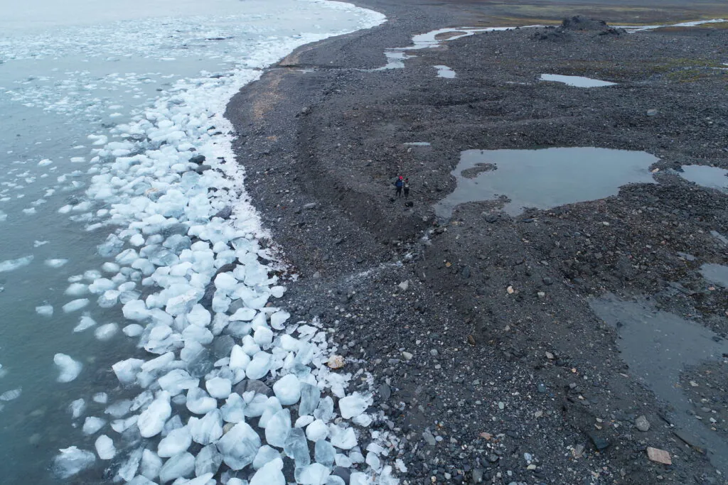 Zdjęcie: odłamki lodu lodowcowego na plaży, Isbjørnham, Spitsbergen.