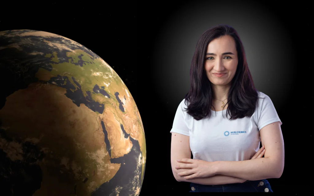 Zdjęcie dekoracyjne: Dr Jagoda Mytych w koszulce Nauki o klimacie, na tle kuli Ziemskiej.