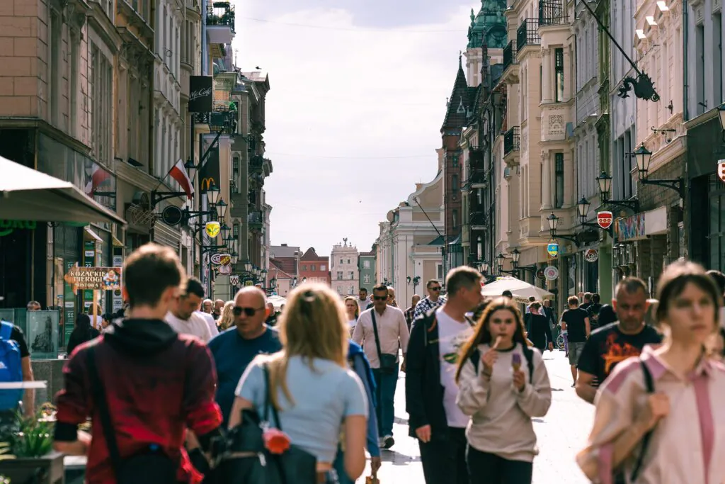 Zdjęcie dekoracyjne: tłum ludzi na ulicy w Toruniu.